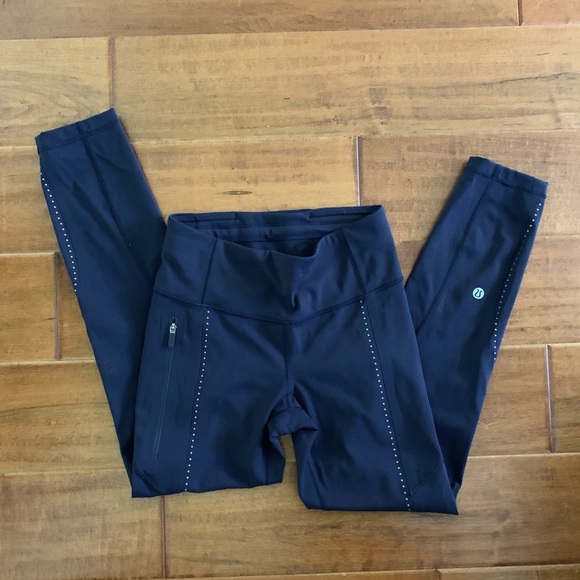 Lululemon size 2 true navy extra mile leggings 23” - Picture 2 of 5